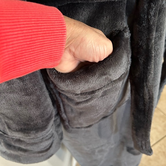 Vellux Plush Robe - Picture 4 of 7